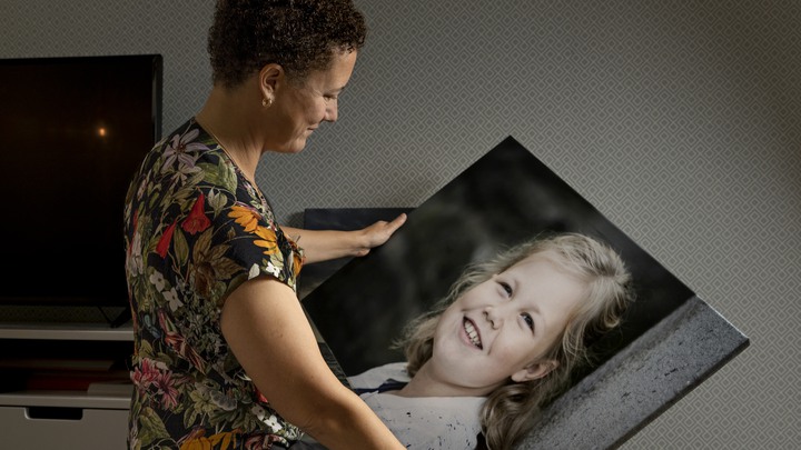 Bilder fr&aring;n Lisannes hem i Floda. Hon tittar p&aring; ett stort foto av sin dotter.