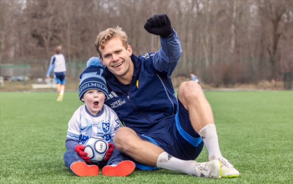 Hampus och Frans p&aring; fotbollsplanen