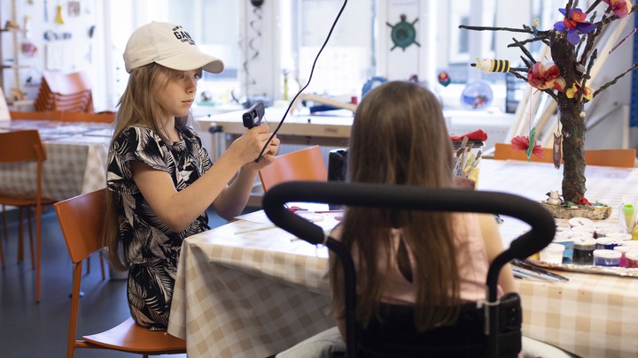 Sjukhusskolan Ume&aring; Universitetssjukhus. Martina Larsson g&aring;r p&aring; sjukhusskolan. Barnet i rullstolen &auml;r Tuva-Li, syster som behandlas f&ouml;r osteosarkom.